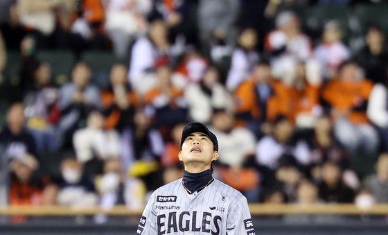 포구 실책으로 선취점 내준 심우준