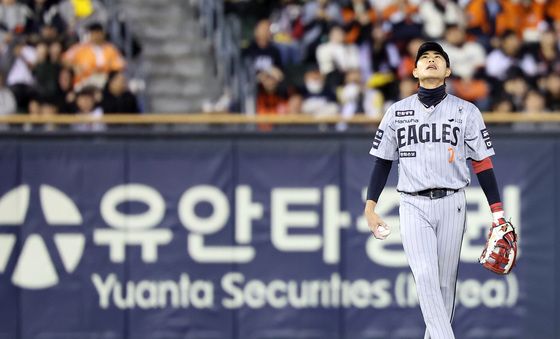 포구 실책으로 선취점 내준 심우준