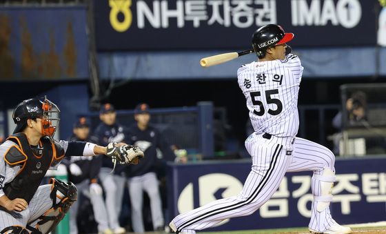 송찬의, 점수 벌리는 2타점 적시타