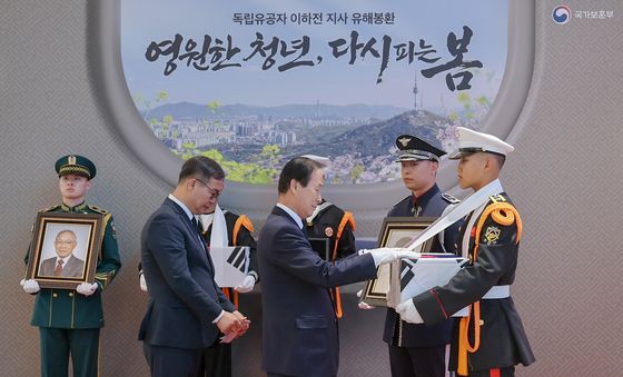 고 이하전 지사 영현 영접하는 권오을 보훈부 장관