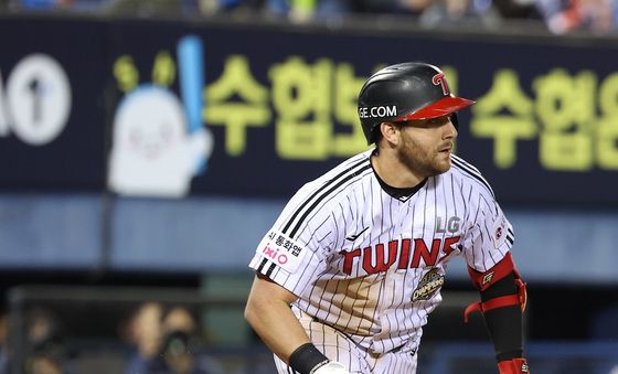 1타점 적시타 날리는 오스틴