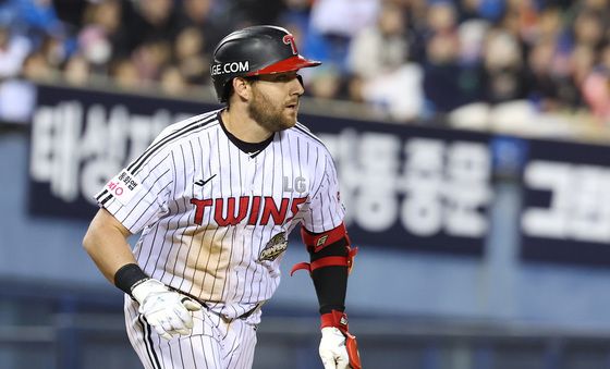 1타점 적시타 날리는 오스틴