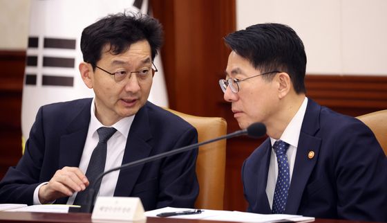 대화하는 윤창렬 국무조정실장과 황종우 장관