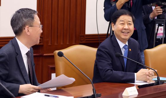 웃으며 대화하는 구윤철 부총리