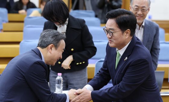 인사나누는 우원식 의장