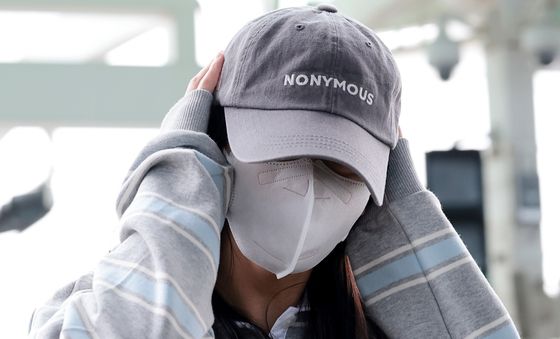 지수, 모자와 마스크로 민낯 사수