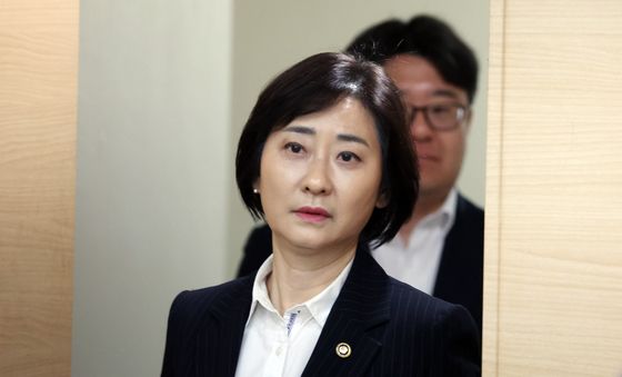 아동학대 예방 및 대응 강화방안 브리핑 위해 이동하는 이스란 차관