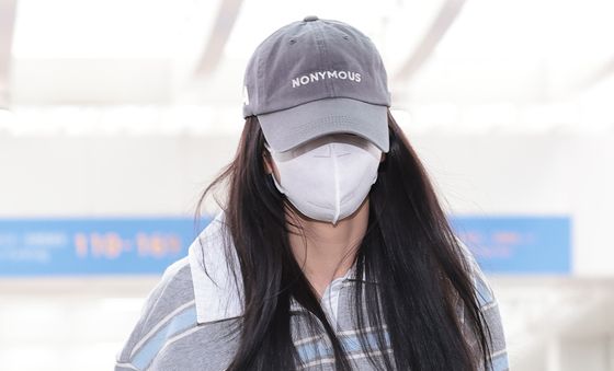 블랙핑크 지수, 가족 논란 속 출국