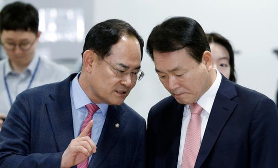 대화 나누는 성일종·임종득