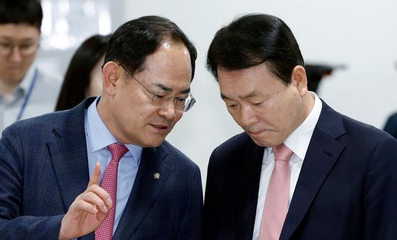 기자회견 앞서 의견 나누는 성일종·임종득