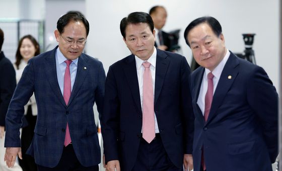 국방위 의원들과 함께 기자회견 나선 성일종 의원