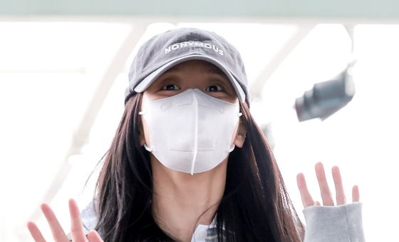 손 인사하는 지수