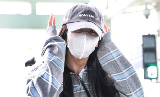 블랙핑크 지수, 가족 사생활 논란 속 조용한 출국