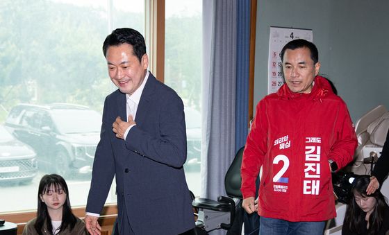 양양 수산리마을회관 들어서는 장동혁 대표