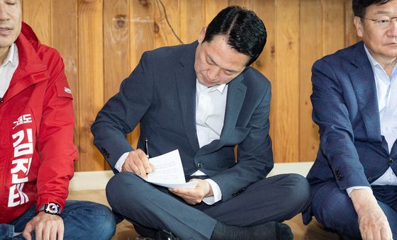 메모하는 장동혁 대표