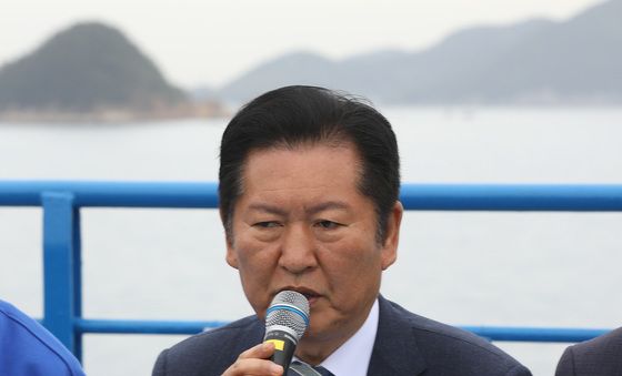 배 위에서 진행되는 민주당 최고위원회의