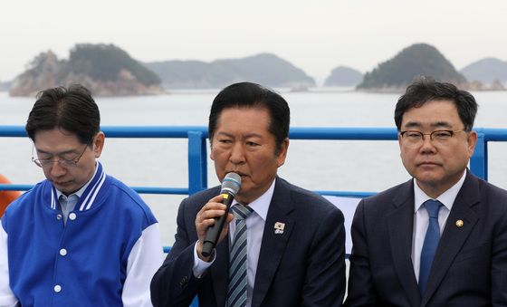 배 위에서 진행되는 최고위서 발언하느 정청래 대표