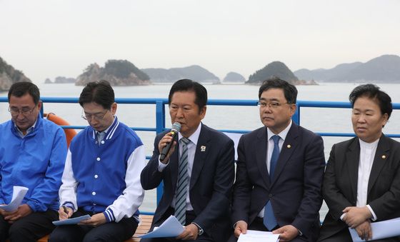 배 위에서 진행되는 최고위