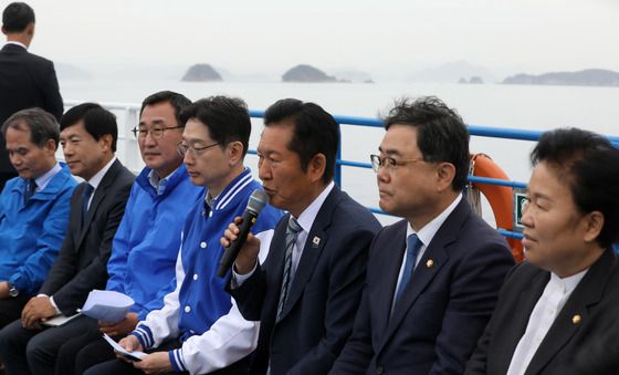 배 위에서 진행되는 민주당 최고위원회의