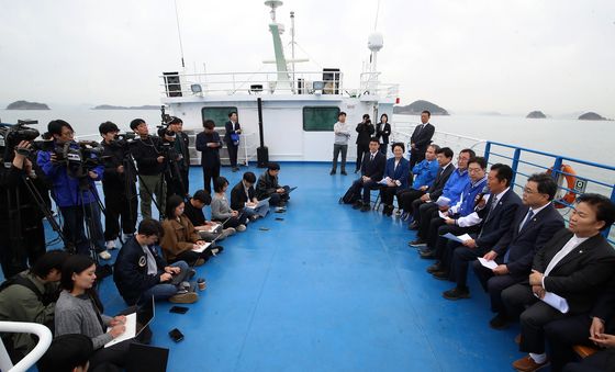 선상 위에서 열리는 민주당 최고위원회의