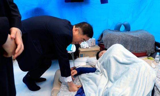 단식 12일차 안호영 의원 만난 강득구 최고위원