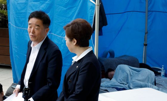 안호영 의원 단식장 앞에서 기자회견 갖는 강득구·이언주 최고위원