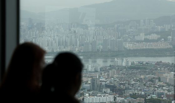 황사 유입으로 흐릿한 서울 도심