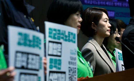 학교급식노동자 폐암 피해 신고센터 발족 기자회견 참여한 고민정 의원