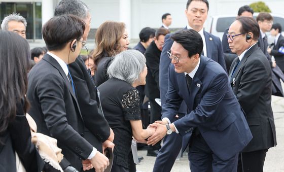 이하전 지사 유해봉환식 참석한 김민석 총리