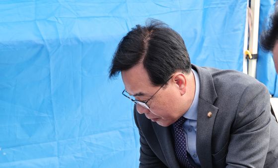 악수하는 송언석·안호영