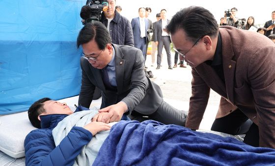 안호영과 대화하는 송언석 원내대표