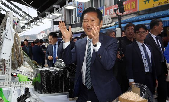 통영중앙전통시장 상인 반가워하는 정청래 대표