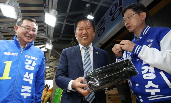 통영중앙전통시장서 곱창김 들어 보이는 정청래 대표