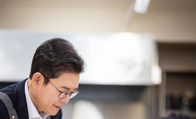 음식 나르는 정원오 서울시장 후보