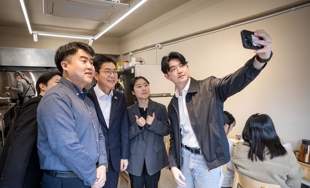 직장인들과 셀카 찍는 정원오 서울시장 후보