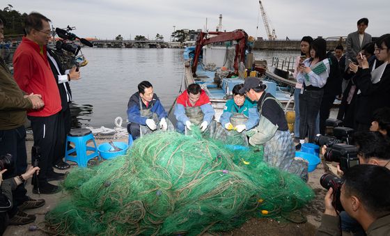 양양 남애항 찾아 그물 정리하는 장동혁 대표