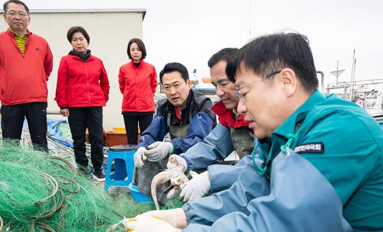 어민 애로사항 들으며 그물 정리하는 장동혁 대표