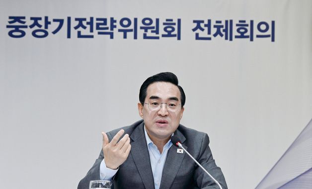 중장기전략위 주재하는 박홍근 장관