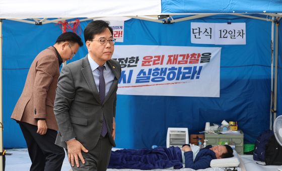 안호영 농성장 나서는 송언석