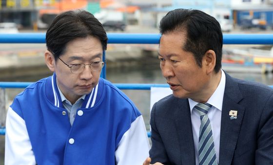 대화하는 정청래 대표와 김경수 경남지사 후보