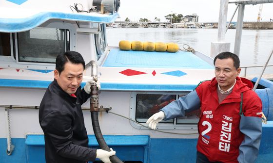 어선 급유 작업하는 장동혁·김진태
