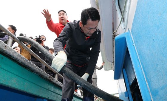 어선 급유 작업하는 장동혁 국민의힘 대표