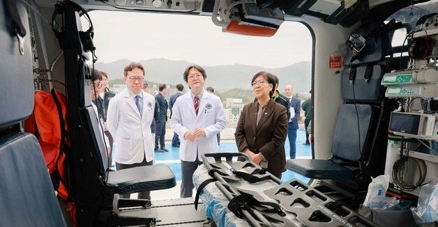 구급차 살펴보는 정은경 장관