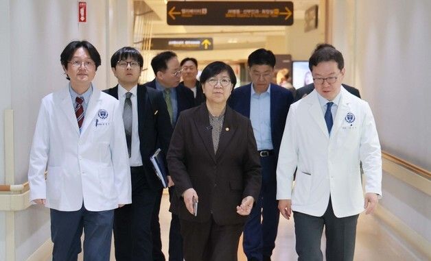 병원 라운딩하는 정은경 장관