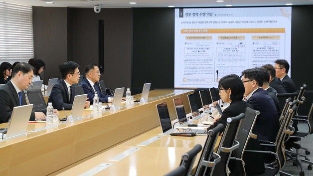 고유가 피해지원금 카드사 시스템 개발 현황 듣는 김민재 차관