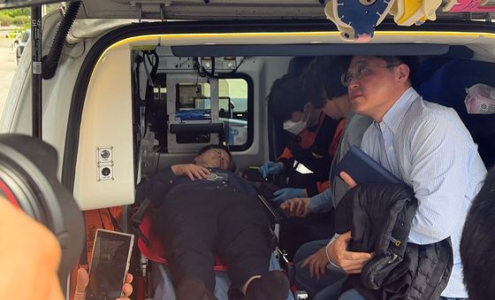 응급실 이송되는 안호영