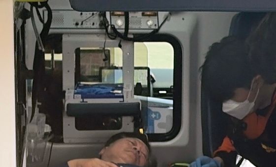 병원 이송되는 안호영