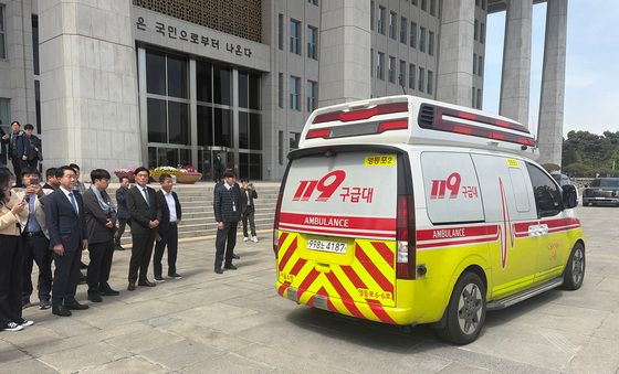 병원 이송되는 안호영 의원