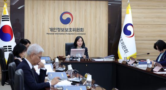 개인정보위 전체회의 주재하는 송경희 위원장