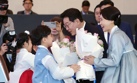 꽃다발 받는 이재명 대통령 부부